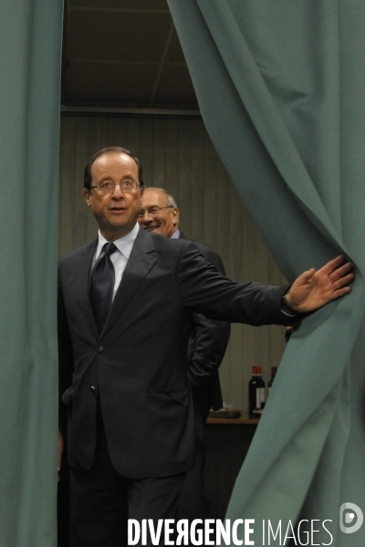 Francois hollande en correze et a paris. second tour de l election primaire.