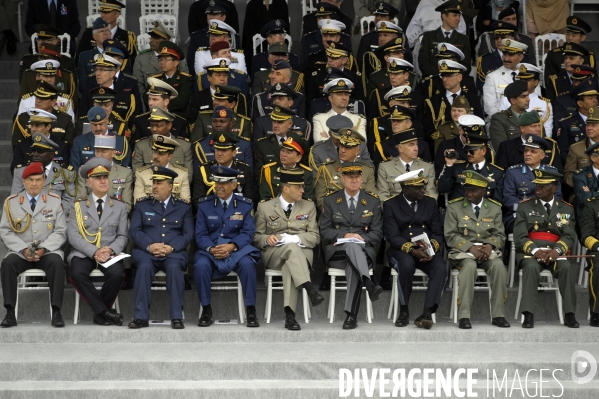 14 juillet. tribune presidentielle. defile militaire des champs-elysees