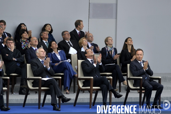 14 juillet. tribune presidentielle. defile militaire des champs-elysees