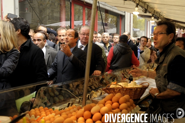 Francois hollande en deplacement sur le marche ornano a paris