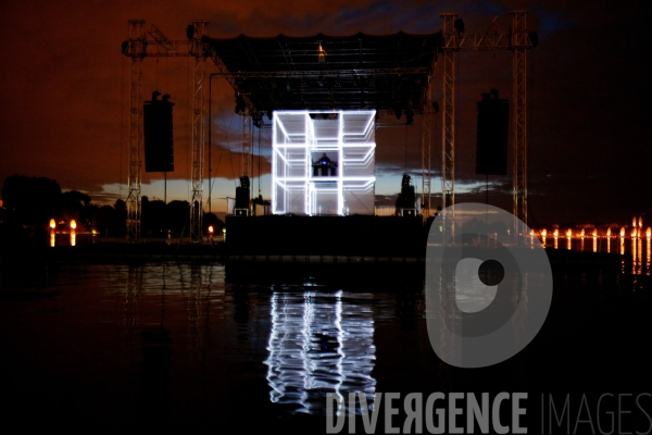 Etienne De Crécy en concert sur la scène flottante du lac d Enghien.