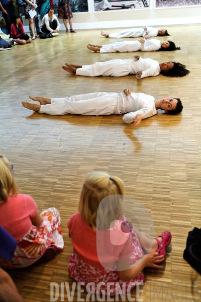 Early works - Group Primary Accumulation (1970) de Trisha Brown