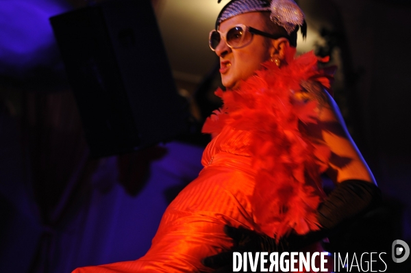 Festival Paris Burlesque a la Bellevilloise : la  nouvelle mode de l effeuillage et du cabaret coquin
