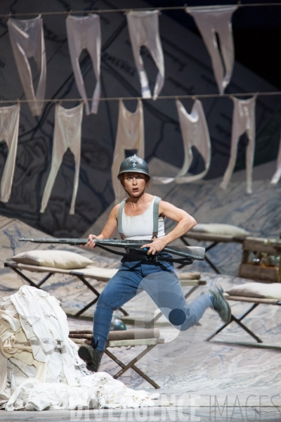La Fille du régiment  de Donizetti, Mise en scène  Laurent Pelly