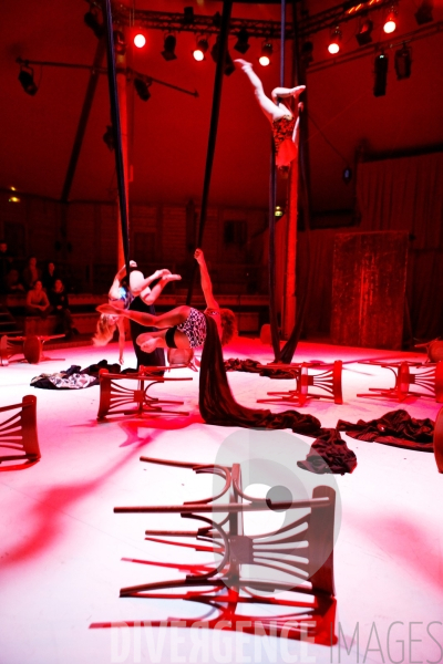 Un Baiser, GoGo mise en scène Serge Noyelle, avec les apprentis artistes de cirque de l Académie Fratellini