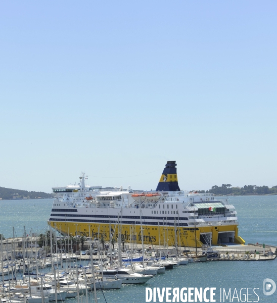 Un cargo Corsica Ferries dans le port de Toulon