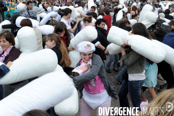 Bataille de polochon géante sur la place du Capitole à Toulouse