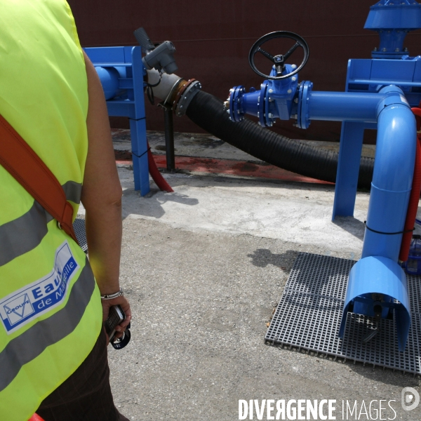 Livraison d eau potable par bateau à Barcelone