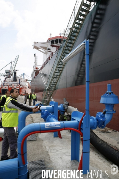 Livraison d eau potable par bateau à Barcelone