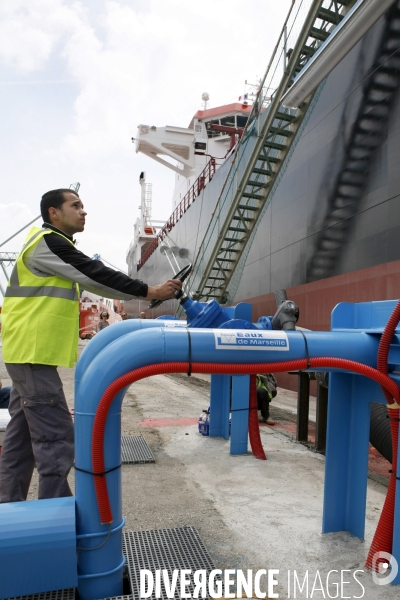 Livraison d eau potable par bateau à Barcelone