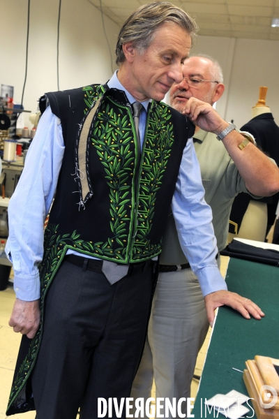 Jean Christophe RUFIN, écrivain, ambassadeur de France au Sénégal, se prépare en compagnie de son épouse Azeb Rufin, pour son entrée à l Académie française. Elu le19 juin 2008 au fauteuil de l écrivain Henri Troyat, il sera reçu sous la Coupole