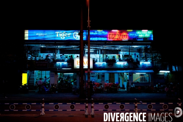 VIETNAM - Entre nuit et néons