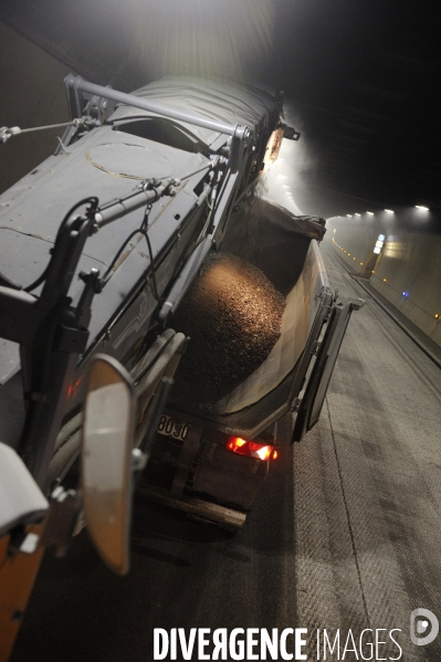 Désamiantage du revêtement de la chaussée du tunnel de Chamoise