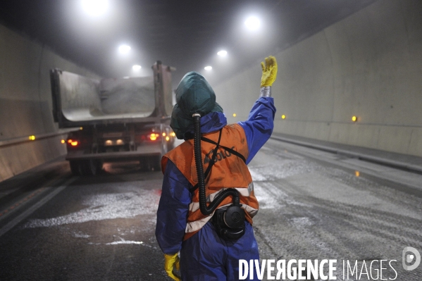 Désamiantage du revêtement de la chaussée du tunnel de Chamoise