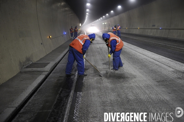 Désamiantage du revêtement de la chaussée du tunnel de Chamoise