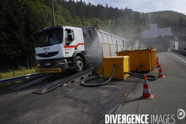 Désamiantage du revêtement de la chaussée du tunnel de Chamoise