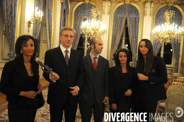 Pierre NORA historien, éditeur et académicien remet l épée d académicien à  Jean Christophe RUFIN lors d une cérémonie au Quai d Orsay offerte par Bernard KOUCHNER  ministre des affaires étrangères et en présence d Antoine GALLIMARD et du sculp