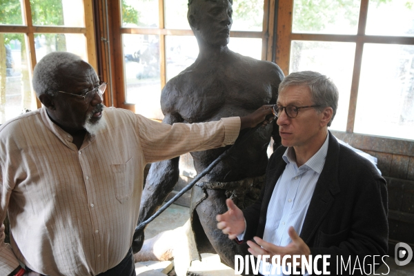 Jean Christophe RUFIN, écrivain, ambassadeur de France au Sénégal, se prépare en compagnie de son épouse Azeb Rufin, pour son entrée à l Académie française. Elu le19 juin 2008 au fauteuil de l écrivain Henri Troyat, il sera reçu sous la Coupole