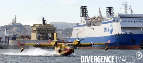 Canadair dans le port de marseille