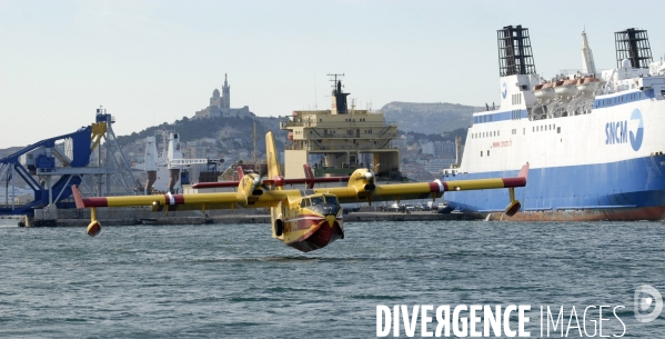 Canadair dans le port de marseille