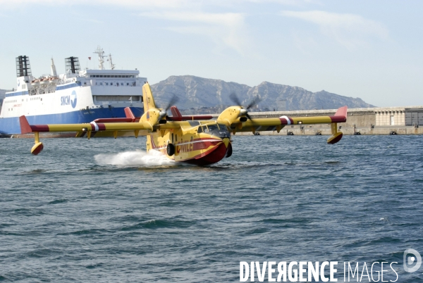 Canadair dans le port de marseille