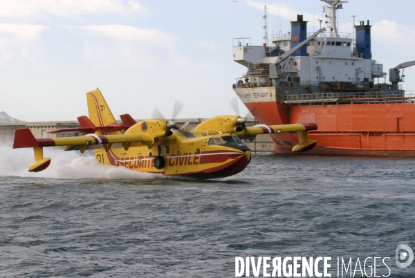 Canadair dans le port de marseille
