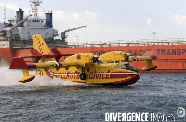 Canadair dans le port de marseille