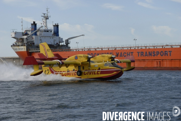 Canadair dans le port de marseille