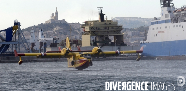 Canadair dans le port de marseille