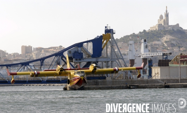 Canadair dans le port de marseille