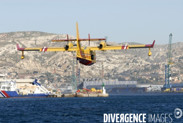 Canadair dans le port de marseille