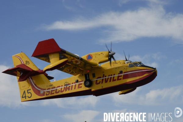 Canadair dans le port de marseille