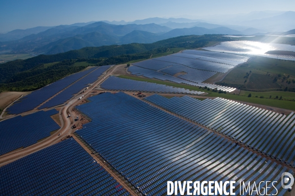 Vue aérienne de centrales solaires des Mées dans les Alpes-de-Haute-Provence (04)