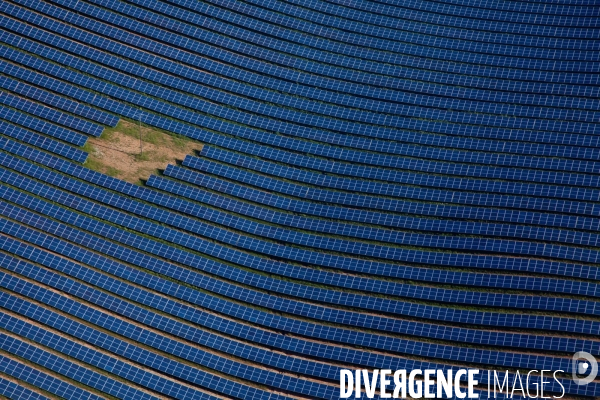 Vue aérienne de centrales solaires des Mées dans les Alpes-de-Haute-Provence (04)