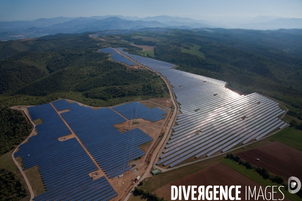 Vue aérienne de centrales solaires des Mées dans les Alpes-de-Haute-Provence (04)