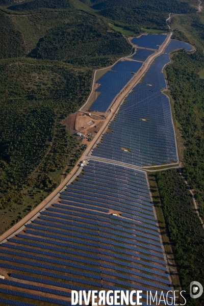 Vue aérienne de centrales solaires des Mées dans les Alpes-de-Haute-Provence (04)
