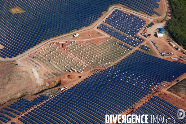 Vue aérienne de centrales solaires des Mées dans les Alpes-de-Haute-Provence (04)