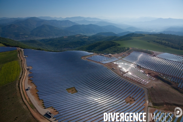 Vue aérienne de centrales solaires des Mées dans les Alpes-de-Haute-Provence (04)