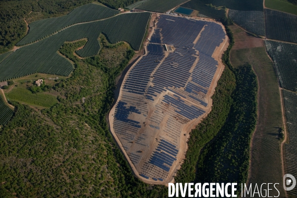 Vue aérienne de centrales solaires des Mées dans les Alpes-de-Haute-Provence (04)