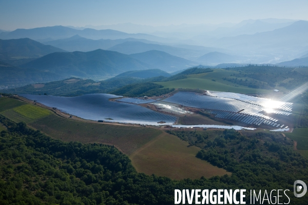 Vue aérienne de centrales solaires des Mées dans les Alpes-de-Haute-Provence (04)