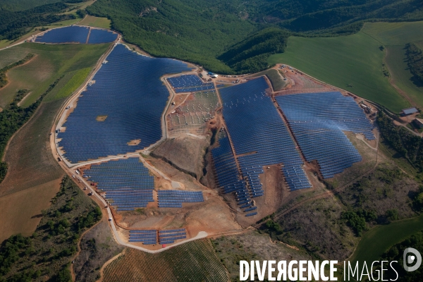 Vue aérienne de centrales solaires des Mées dans les Alpes-de-Haute-Provence (04)