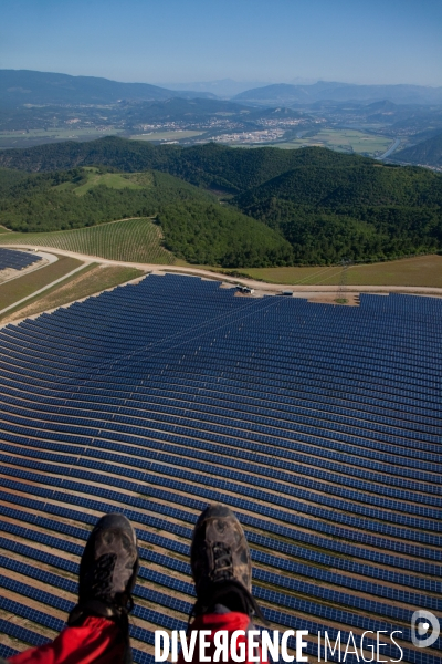 Vue aérienne de centrales solaires des Mées dans les Alpes-de-Haute-Provence (04)