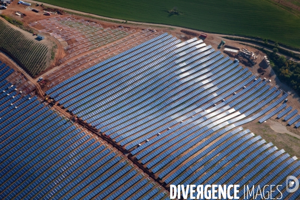 Vue aérienne de centrales solaires des Mées dans les Alpes-de-Haute-Provence (04)