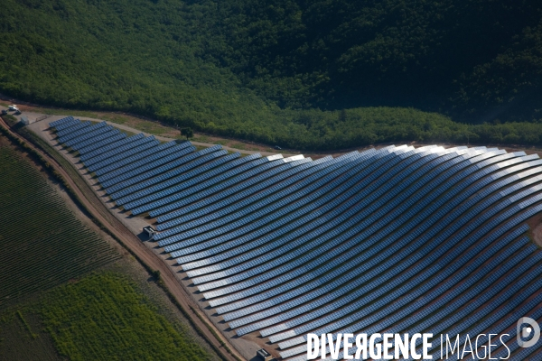 Vue aérienne de centrales solaires des Mées dans les Alpes-de-Haute-Provence (04)