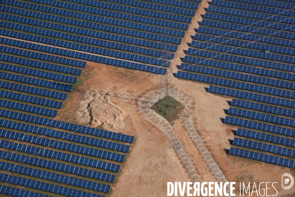 Vue aérienne de centrales solaires des Mées dans les Alpes-de-Haute-Provence (04)