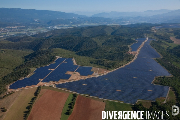 Vue aérienne de centrales solaires des Mées dans les Alpes-de-Haute-Provence (04)