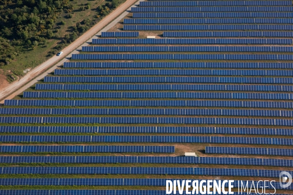 Vue aérienne de centrales solaires des Mées dans les Alpes-de-Haute-Provence (04)