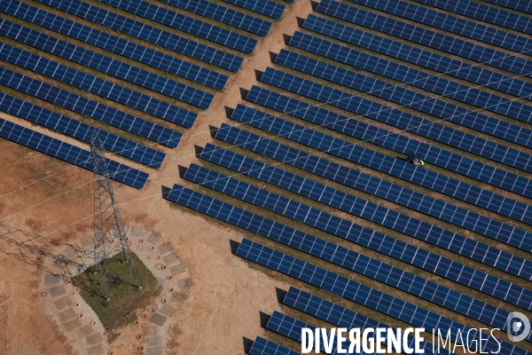 Vue aérienne de centrales solaires des Mées dans les Alpes-de-Haute-Provence (04)