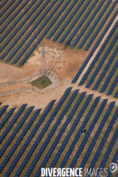 Vue aérienne de centrales solaires des Mées dans les Alpes-de-Haute-Provence (04)