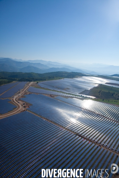 Vue aérienne de centrales solaires des Mées dans les Alpes-de-Haute-Provence (04)